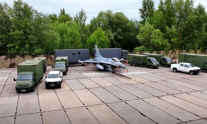 Tiêm kích F-16 và đội xe hỗ trợ trong bức ảnh đăng hôm 23/7. Ảnh: Come Back Alive