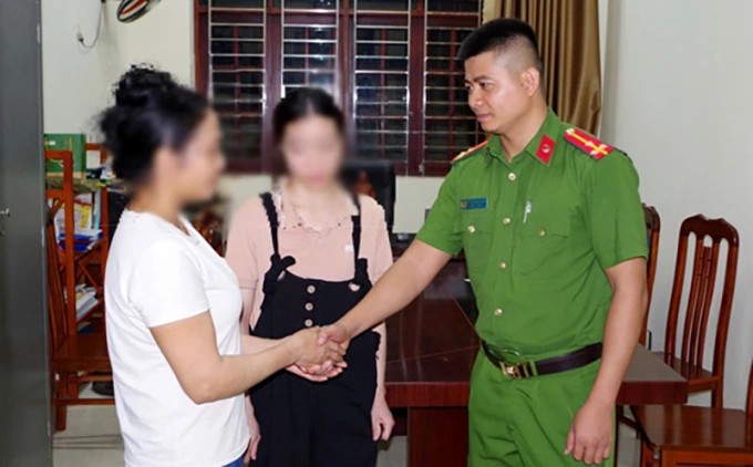 Công an phường Duy Tân giải cứu nạn nhân, bàn giao cho gia đình. Ảnh: Hoa Lư