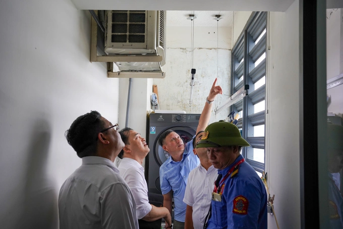 Đoàn kiểm tra vết nứt tường căn hộ 16-12B. Ảnh: Trường Hà