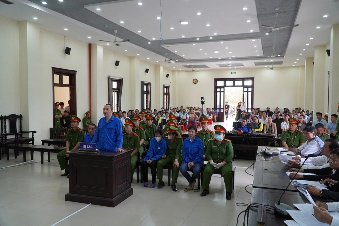 Hàng trăm bị hại có mặt tại phiên xử. Ảnh: Hoàng Nam