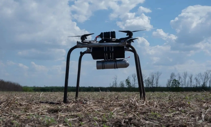 Drone cáp quang được Lữ đoàn Azov Ukraine thử nghiệm tại tỉnh Donetsk hồi tháng 4. Ảnh: Kyiv Independent