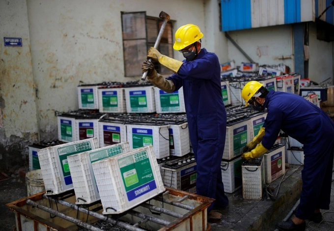 Công nhân tháo rã pin axit-chì để tái chế tại công ty ACE Green Recycling Inc (Ấn Độ), năm 2021. Ảnh: Reuters
