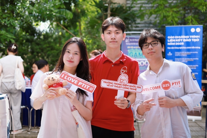 Sinh viên PTIT trong hoạt động tư vấn tuyển sinh hồi tháng 5. Ảnh: PTIT