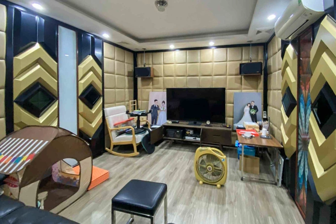 Căn phòng giải trí được đầu tư cách âm, dàn karaoke, tivi màn hình rộng... nhưng nay trở thành nơi cất đồ của gia đình. Ảnh: Minh Quân