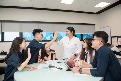 Sinh viên được chủ động thảo luận trong môi trường quốc tế. Ảnh: BUV