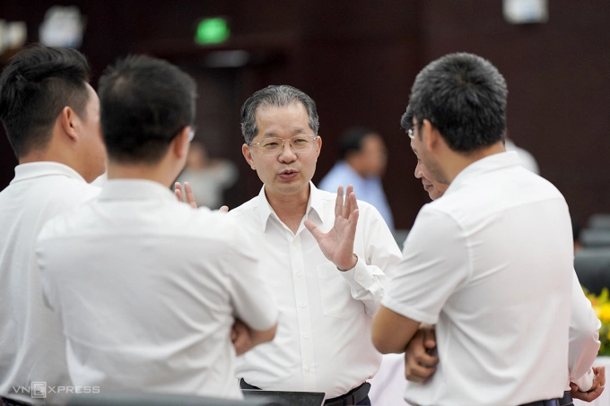 Bí thư Thành ủy Đà Nẵng Nguyễn Văn Quảng trao đổi với các chuyên gia công nghệ thông tin bên lề sự kiện. Ảnh: Nguyễn Đông