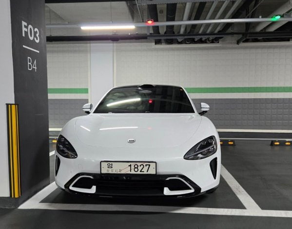 Một chiếc Xiaomi SU7 màu trắng cũng từng bị bắt gặp gần trung tâm của Hyundai hồi tháng 3. Ảnh: Autospy