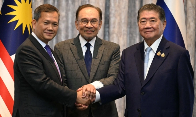 Thủ tướng Campuchia Hun Manet (trái), Thủ tướng Malaysia Anwar Ibrahim (giữa) và quyền Thủ tướng Thái Lan Phumtham Wechayachai (phải) tại họp báo chiều 28/7. Ảnh: AFP