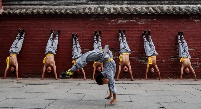 Võ tăng Thiếu Lâm Tự luyện trồng cây chuối. Ảnh: Cpanet