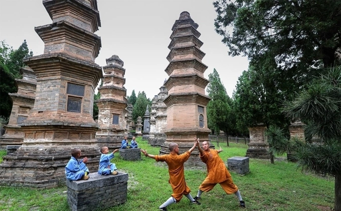 Các võ tăng Thiếu Lâm Tự luyện võ đối kháng tại Tháp Lâm (rừng tháp) trong chùa. Ảnh: Cpanet