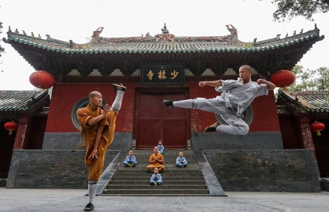 Võ tăng biểu diễn quyền cước trước cổng chùa đề chữ Thiếu Lâm Tự năm 2018. Ảnh: Cpanet