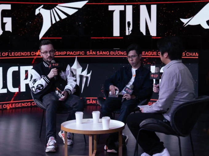 Ông Piotr Pilich (Trưởng phòng sản phẩm khu vực APAC) và Ban Chee (Quản lý sản phẩm).