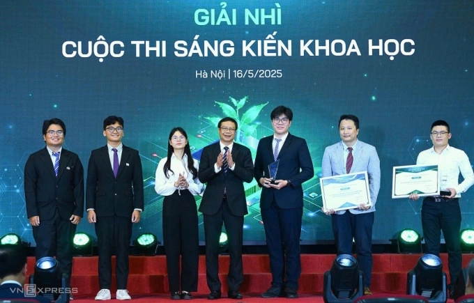 Anh Nguyễn Minh Hoàng (áo trắng ngoài cùng bên phải) đại diện nhận giải nhì cuộc thi Sáng kiến khoa học 2025 do Thứ trưởng Khoa học và Công nghệ Lê Xuân Định (giữa) trao. Ảnh: Giang Huy