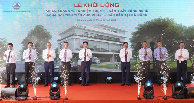 Lãnh đạo Bộ Khoa học Công nghệ và UBND TP Đà Nẵng nhấn nút khởi động dự án Fab-Lab, sáng 28/7. Ảnh: Nguyễn Đông