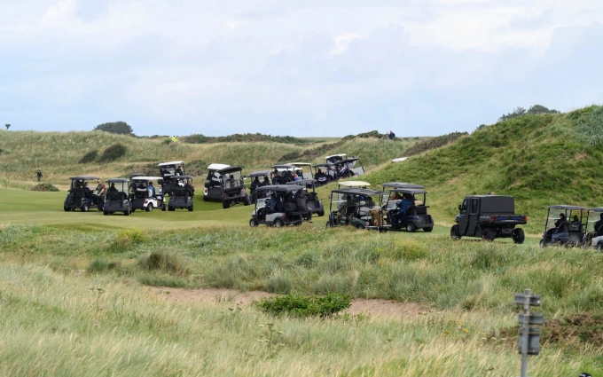 Chiếc xe golf bọc thép (thứ hai từ phải sang) trong đoàn xe chơi golf của Tổng thống Mỹ Donald Trump tại sân Trump Turnberry hôm 26/7. Ảnh: Telegraph