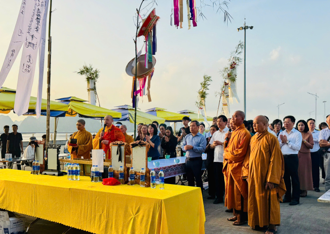 Lễ cầu siêu tưởng niệm 39 nạn nhân vụ tai nạn lật tàu Vinh Xanh, sáng 28/7. Ảnh: Xuân Hoa