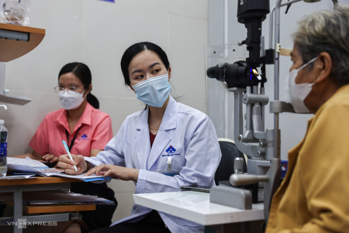 Bác sĩ bệnh viện mắt TP HCM khám bệnh cho người dân. Ảnh: Quỳnh Trần
