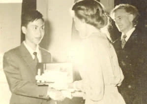 Lê Bá Khánh Trình nhận giải thưởng tại cuộc thi Olympic Toán quốc tế năm 1979, tại Anh. Ảnh: Tư liệu