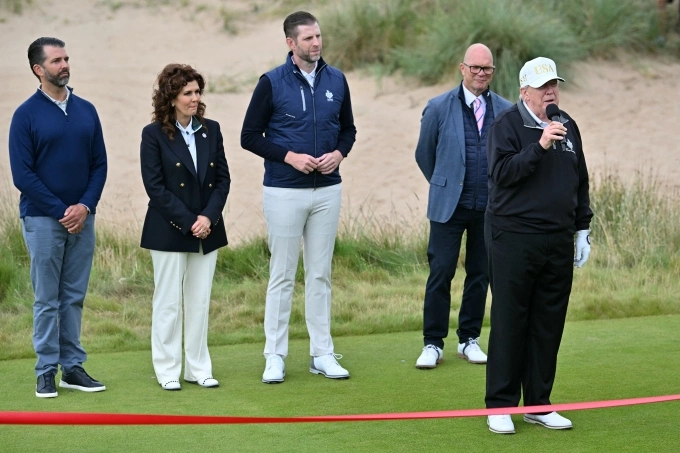 Tổng thống Mỹ Donald Trump (mũ trắng) phát biểu tại lễ khánh thành sân golf ở Balmedie, Aberdeenshire ngày 29/7. Ảnh: AFP