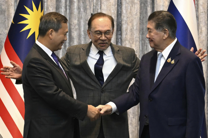 Thủ tướng Campuchia Hun Manet (trái), Thủ tướng Malaysia Anwar Ibrahim (giữa) và Quyền thủ tướng Thái Lan Phumtham Wechayachai tại họp báo chiều 28/7. Ảnh: AP