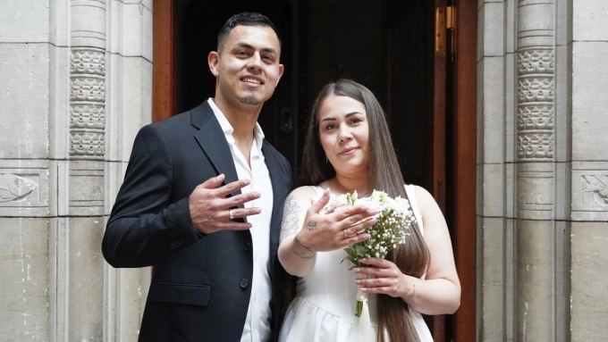 Magdalena Kujawinska (phải) đến từ Ba Lan và chồng Heinner Valenzuela đến từ Colombia kết hôn tại Tòa thị chính Copenhagen, Đan Mạch, ngày 9/7. Ảnh: AP