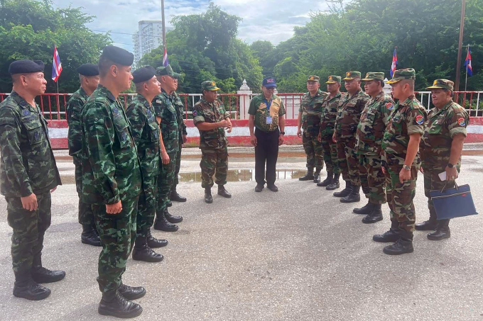 Phái đoàn lãnh đạo Quân khu 2 Thái Lan (trái) gặp phái đoàn lãnh đạo Quân khu 4 Campuchia tại biên giới ngày 29/7 để thảo luận thực thi lệnh ngừng bắn. Ảnh: AFP