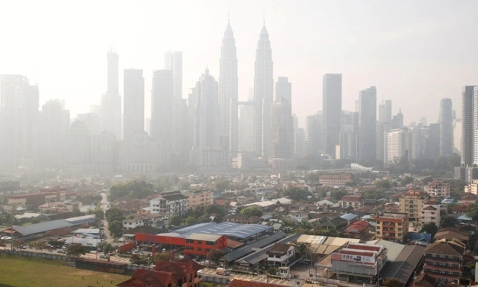 Khói mù bao trùm Kuala Lumpur, Malaysia vào tháng 10/2023. Ảnh: Reuters