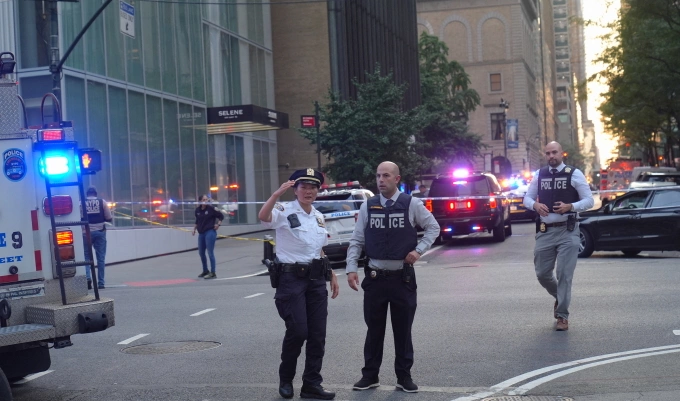 Cảnh sát thực hiện các biện pháp an ninh gần hiện trường vụ xả súng ở New York. Ảnh: AFP