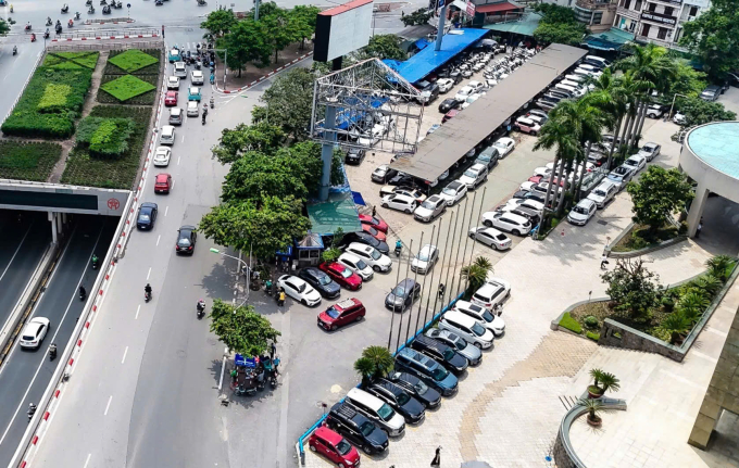 Bãi đất trống trước trụ sở Tổng Công ty Hàng Hải Việt Nam tại nút giao Xã Đàn - Giải Phóng được đề xuất xây dựng trạm sạc. Ảnh: Hoàng Phong