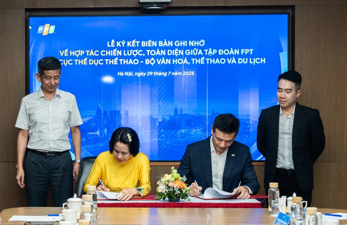 Đại diện Cục Thể dục thể thao và Tập đoàn FPT ký biên bản ghi nhớ. Ảnh: Tùng Đinh