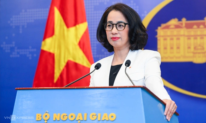 Người phát ngôn Bộ Ngoại giao Phạm Thu Hằng trong họp báo ngày 15/5. Ảnh: Giang Huy