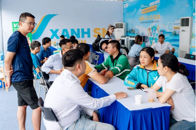 Các tài xế dịch vụ tại sự kiện Ngày hội xanh – Thu xe xăng, lên đời xe xanh ở Vinhomes Global Gate Cổ Loa, sáng 29/7. Ảnh: Tuấn Vũ