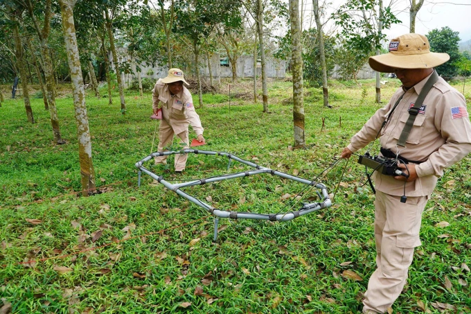 Tổ chức MAG rà phá bom mìn tại xã Hoàn Lão. Ảnh: Đắc Thành