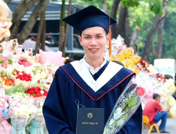 Phùng Thế Thông trong ngày nhận bằng. Ảnh: Dương Tâm