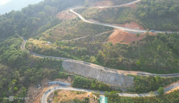 Quốc lộ 28B đoạn qua đèo Đại Ninh (Lâm Đồng) đang trong quá trình thi công nâng cấp. Ảnh: Việt Quốc