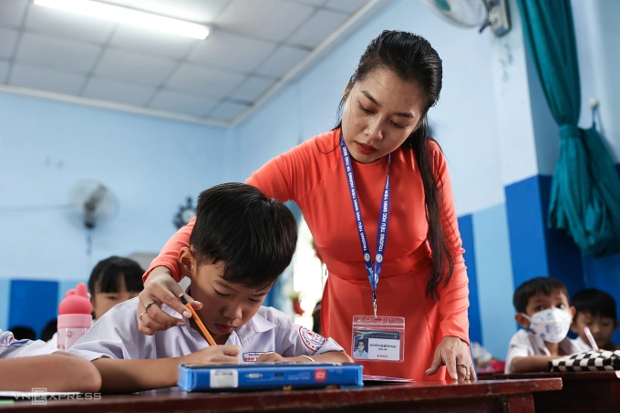 Học sinh và giáo viên trường Tiểu học Đinh Tiên Hoàng, TP Thủ Đức, tháng 9/2023. Ảnh: Quỳnh Trần