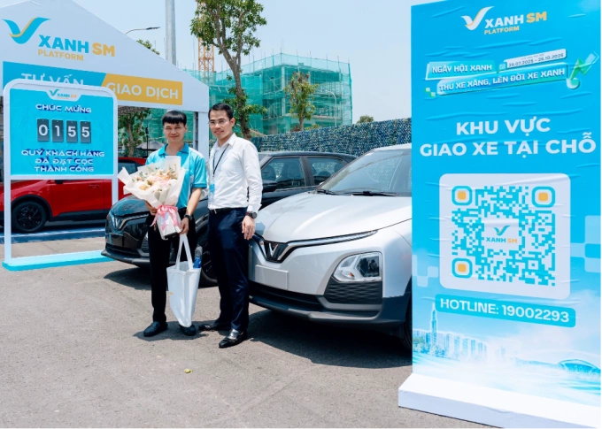 Một người dùng (trái) đặt cọc mua xe tại sự kiện. Ảnh: Tuấn Vũ