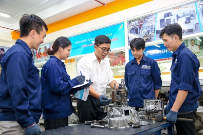 Sinh viên ngành Kỹ thuật ôtô ở Đại học Công nghệ TP HCM. Ảnh: HUTECH