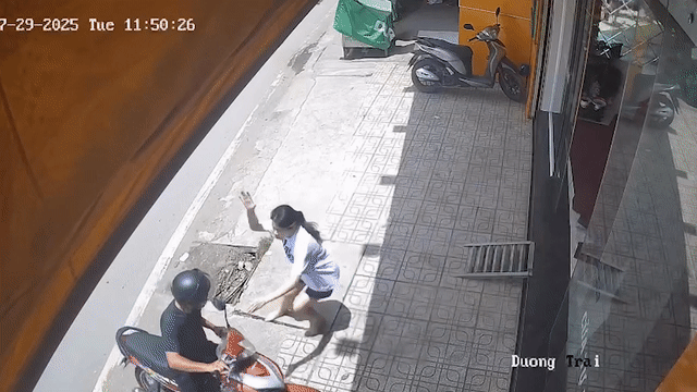 Tên cướp kéo lê nữ nhân viên tiệm vàng