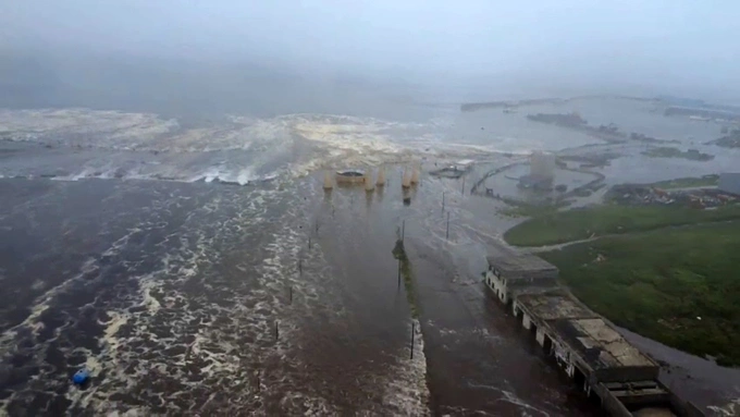Những đợt sóng ập vào thị trấn Severo-Kurilsk, Nga, ngày 30/7. Ảnh: AFP