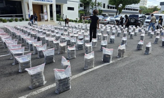 Các túi đựng cocaine bị tịch thu sau vụ truy đuổi xuồng cao tốc hôm 28/7. Ảnh: Acento