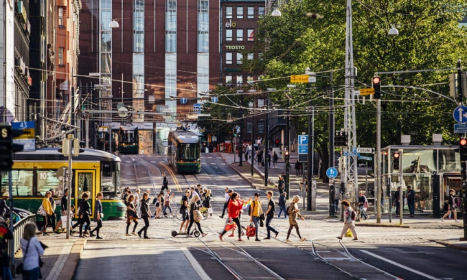 Người đi bộ đang sang đường tại một ngã tư ở Helsinki, nơi đường tàu điện đan xen. Ảnh: Jussi Hellsten