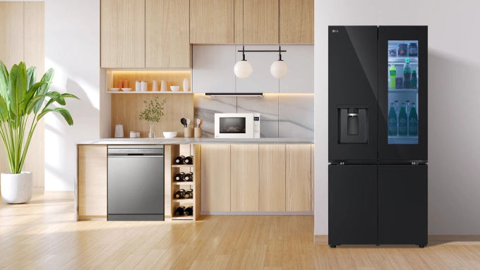 Thiết kế mặt kính xuyên thấu giúp nhìn thực phẩm bên trong không cần mở tủ. Ảnh: LG
