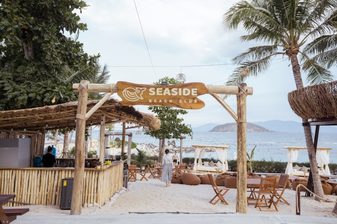 Không gian bên ngoài nhà hàng Seaside. Ảnh: Libera Nha Trang