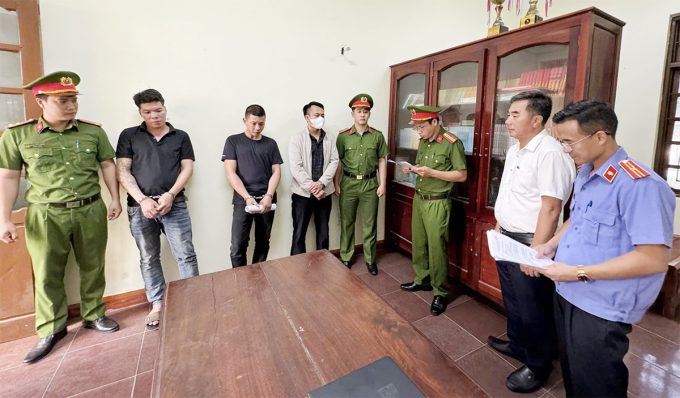 Cơ quan điều tra đọc lệnh bắt ba bị can. Ảnh: Viện KSND khu vực 1 Quảng Trị.