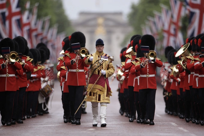 Khối quân nhạc thuộc Đội vệ binh Coldstream tại lễ diễu hành mừng sinh nhật Vua Charles III sau thời gian điều trị ung thư, tháng 6/2024. Ảnh: Reuters