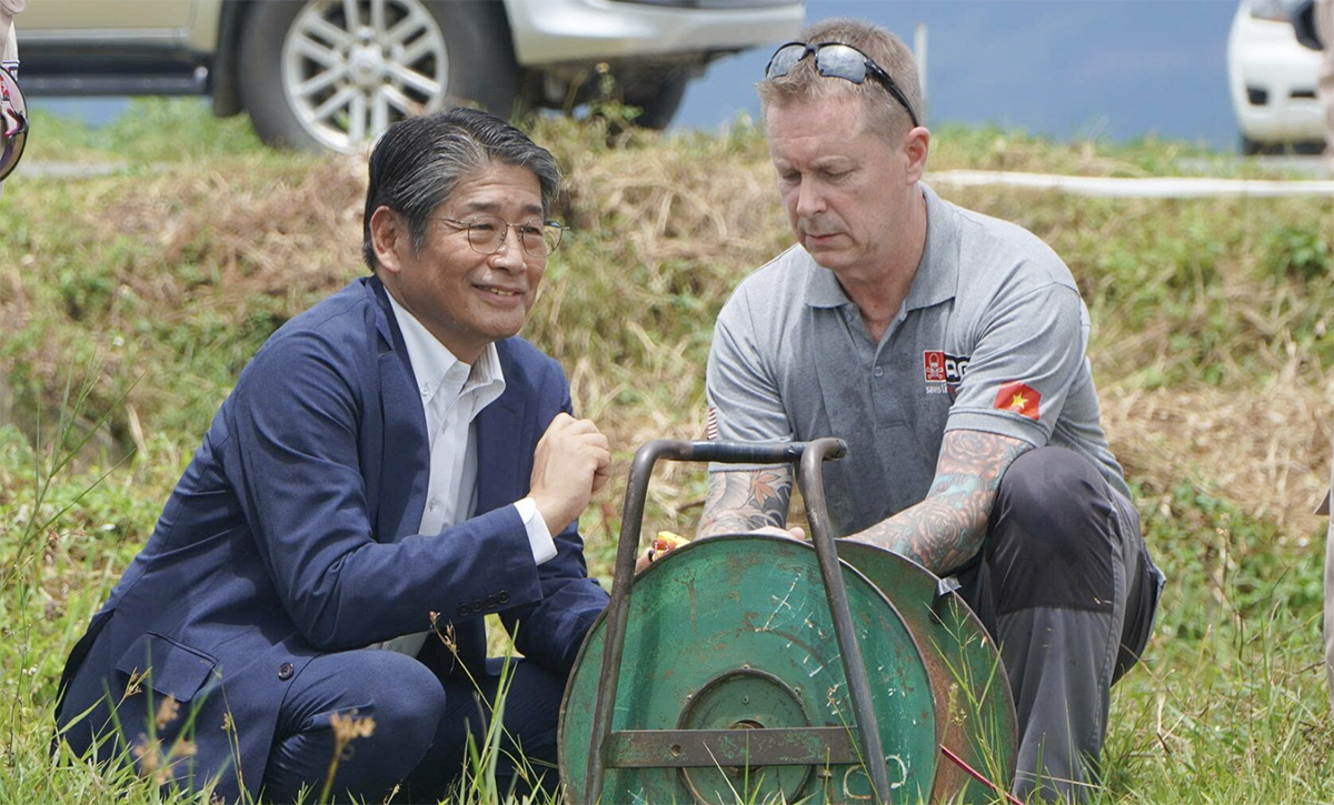 Đại sứ Nhật Bản ấn nút tiêu hủy bom