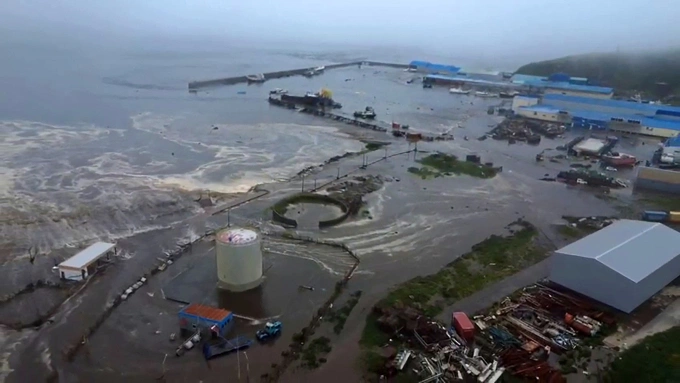 Sóng thần gây ngập thị trấn Severo-Kurilsk. Ảnh: AFP