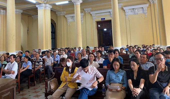 Hàng trăm bị hại của dự án chung cư Kingsway theo dõi phiên tòa. Ảnh: Hải Duyên