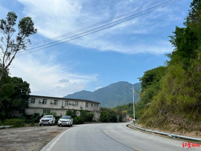 Đường từ nhà Cung Trân đến ủy ban thôn Ứng Đức. Ảnh: Hongxing Xinwen